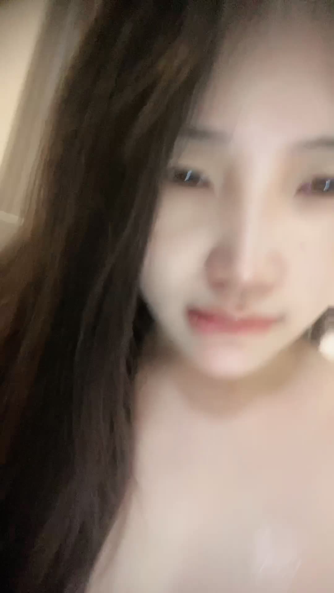 月亮躲在云朵1784040270_20250425-022345-838