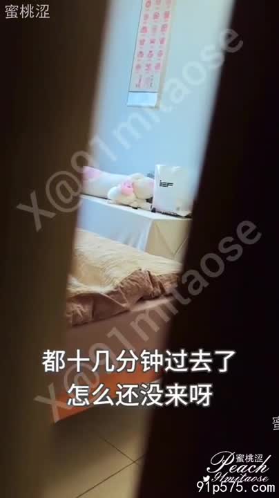 浓烈的酒香和暧昧的气氛在公司年会现场弥漫。她，我的妻子，今晚穿着一袭低胸的红色长裙，裙摆开叉极高，隐约露出修长白皙的**骚腿**。她微醺的脸颊泛着红晕，眼神迷离，像一只**发情**的母猫，在人群中游走。她时不时地发出娇媚的笑声，**骚浪**的姿态引得周围的同事频频侧目。她走到一个年轻英俊的同事面前，故意将娇躯靠在他身上，**饱满**的**奶子**几乎贴在他的手臂上。她**腥臊**的**奶头**若隐若现，看得人心痒难耐。她用**淫荡**的眼神看着他，轻声说道：“亲爱的，今晚…我们…可以…吗？” 她**肥厚*