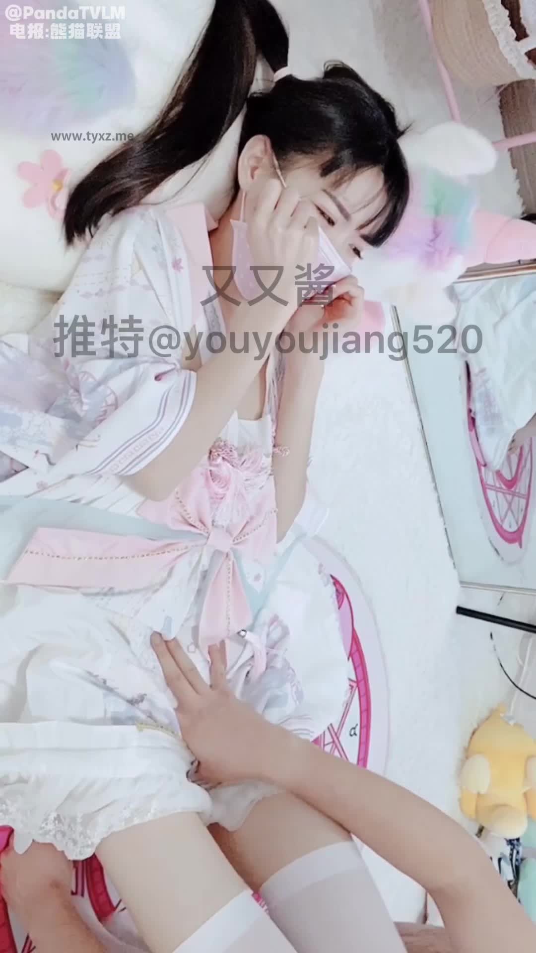 软萌乖巧小萝莉『又又酱』 可爱双马尾甜美少女又被爸爸填满了，这么紧致的逼逼爸爸们喜欢吗 会不会感觉很舒服很爽#又又酱后续完整进群搜