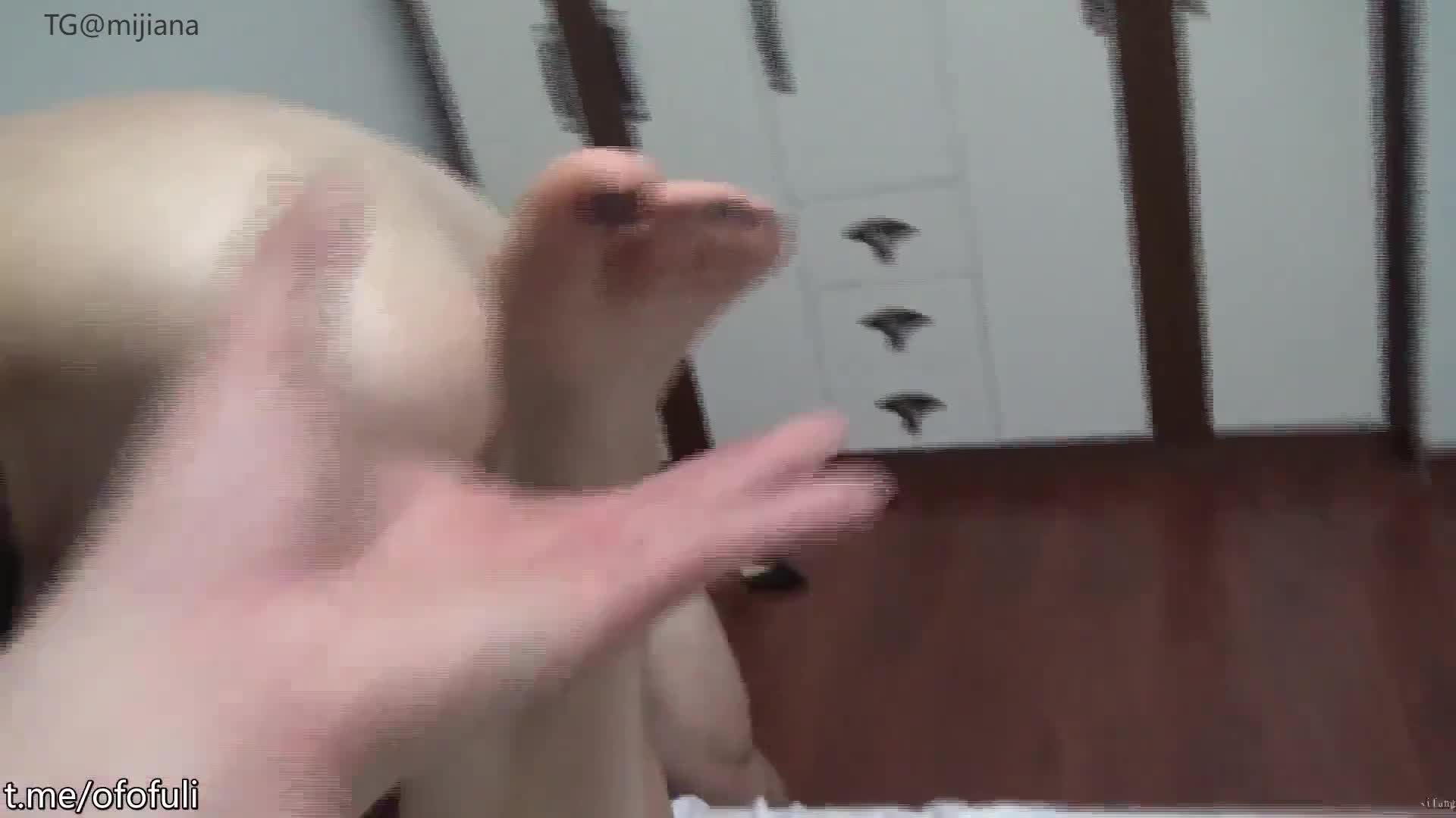 邪恶二人组迷翻保养的还不错的美女销售各种姿势把玩她的大肥鲍