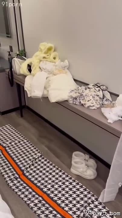 浴室的蒸汽氤氲，模糊了镜面，也模糊了小红书博主玲珑有致的身材。她莲步轻移，水珠顺着丰腴的**骚奶子**滑落，留下道道晶莹的痕迹。**肥厚**的**肥臀**在毛巾的摩擦下轻轻颤抖，**腥臊**的**骚穴**若隐若现，散发着诱人的气息。她撩起长发，露出雪白的脖颈和精致的锁骨，**红肿**的**奶头**在灯光下格外醒目。她毫不避讳地展现着自己**淫荡**的身体，每一个动作都充满了挑逗意味。她用指尖轻轻抚摸着**骚逼**，**淫贱**的呻吟声在浴室里回荡，水流冲刷着她的身体，也冲刷着她的欲望。她**淫乱**地扭动