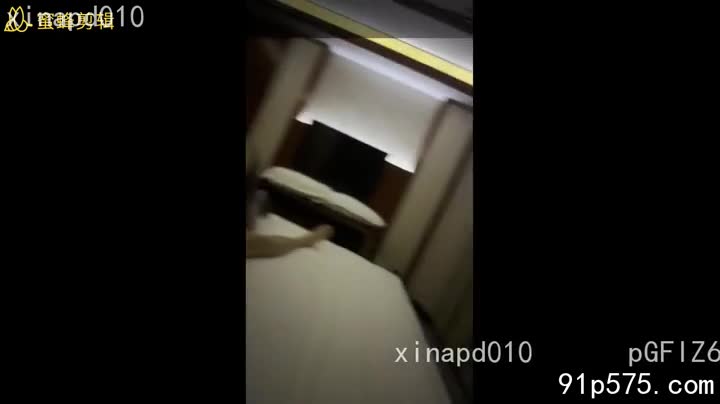 她，174cm的身高，两条笔直修长的腿，包裹在油亮的黑色丝袜里，泛着诱人的光泽。丝袜紧紧地贴合着肌肤，勾勒出腿部完美的曲线，每一寸肌肤都散发着致命的诱惑。她随意地变换着姿势，或优雅地盘腿而坐，黑色丝袜下隐约可见的腿部肌肉线条，更添一分性感；或慵懒地斜倚在沙发上，丝袜滑过大腿内侧，摩擦出令人心猿意马的声响；又或大胆地张开双腿，黑色丝袜包裹下的双腿之间，隐约可见她那粉嫩的，微微张开的骚穴，散发着令人窒息的腥臊气息，淫荡的气息扑面而来，让人忍不住想要一探究竟。她的每一个动作，都充满了挑逗和暗示，仿佛在无声地邀请
