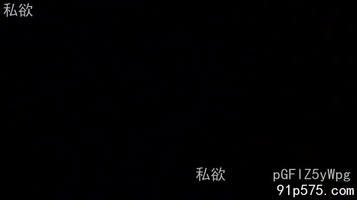 五十又五岁的母狗，岁月在她脸上刻下深深的沟壑，眼角的鱼尾纹如同干涸的河床，布满沧桑。曾经水灵灵的大奶子如今松弛下垂，像两个饱经风霜的沙袋，奶头也失去了昔日的挺拔，黯淡无光，微微泛着腥臊。肥厚的臀部也失去了往日的紧致，赘肉堆积，如同两座小山丘，走起路来一颤一颤的，散发着熟女的淫荡气息。她那骚穴早已不再紧致，松弛得可以容纳整个拳头，曾经的腥骚之气如今也已变得暗淡，却依然残留着淫贱的气息。她穿着件褪色的碎花旗袍，勉强遮掩着早已失去光泽的身躯，却掩盖不住她骨子里散发出的淫荡和放荡。她那双浑浊的眼睛里，却依然闪烁着