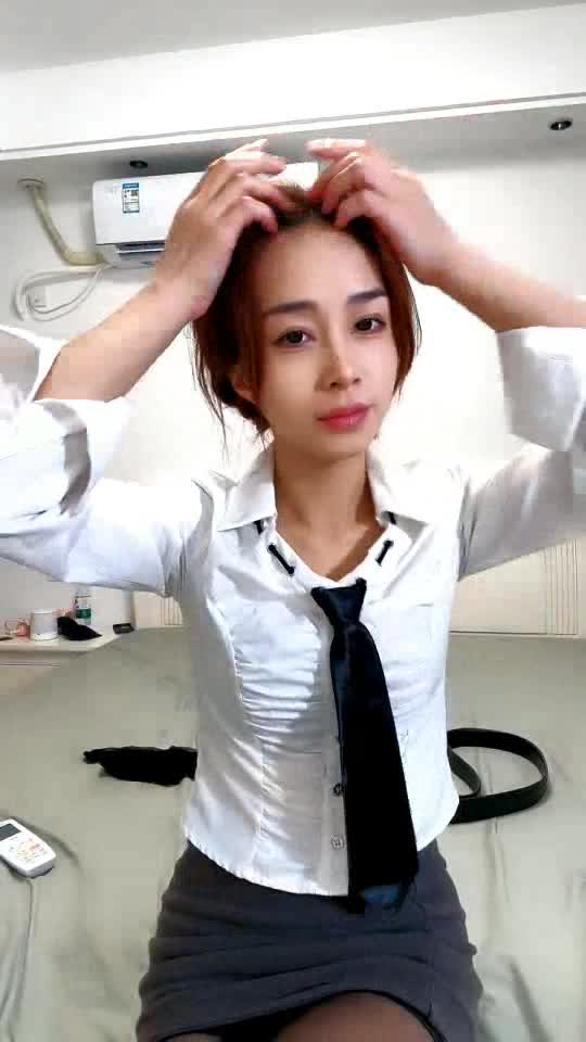 黑丝高跟OL制服风骚人妻的诱惑，在狼友的调教下脱光光了发骚，淫声荡语揉奶玩逼道具抽插，表情好骚真刺激