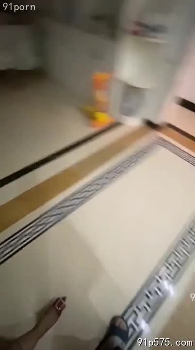 老婆虚弱地躺在床上，苍白的脸上渗着汗珠，病容让她本就娇弱的身躯更显无力。我却躲在卫生间里，粗暴地操弄着她姐姐那肥熟的屁股。她姐姐的肥臀在身下扭动，发出淫荡的呻吟，混杂着我粗重的喘息声，在狭小的空间里回荡。我不敢大声叫喊，只能紧紧捂住她的嘴，任凭她在我身下扭动，任凭我的肉棒在她骚穴里肆意冲撞。她姐姐的骚逼又紧又湿，紧紧包裹着我的鸡巴，让我欲罢不能。我一边用力抽插，一边想象着老婆痛苦的表情，这种罪恶的快感让我更加兴奋，更加疯狂。我仿佛听到老婆在床上痛苦地呻吟，但这呻吟却让我更加兴奋，更加变态。我恨不得将她姐姐