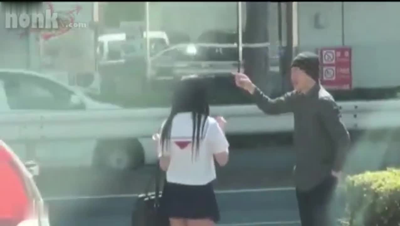 可怜的女高中生被强奸了好心给人指路 被撸上汽车监禁起来轮奸楚楚可怜的表情看着真爽