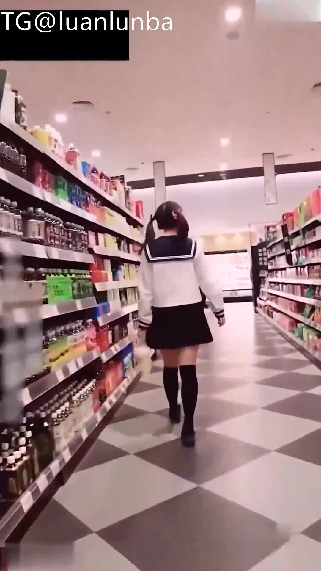 尾随JK学生妹，在厕所把妹子强奸内射