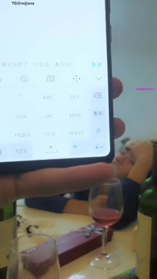 老婆清纯水嫩的大学美女表妹被男友甩了来我家喝酒消愁哭诉,喝醉后抱