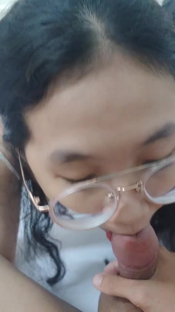 众所周知，眼镜妹是真的骚货 刺激口交，手握两根大鸡巴，左边舔一舔右边吃一口，想吃那根吃那根