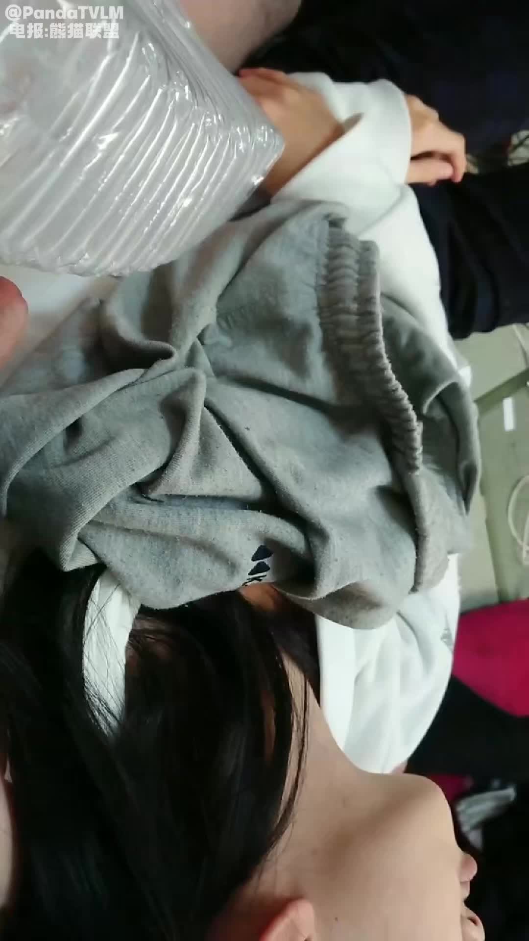 云盘高质露脸泄密！清纯漂亮美少女被校外男友出租房调教成小母狗，日常抠B玩肏妹子又痛又爽的嗲叫#少女