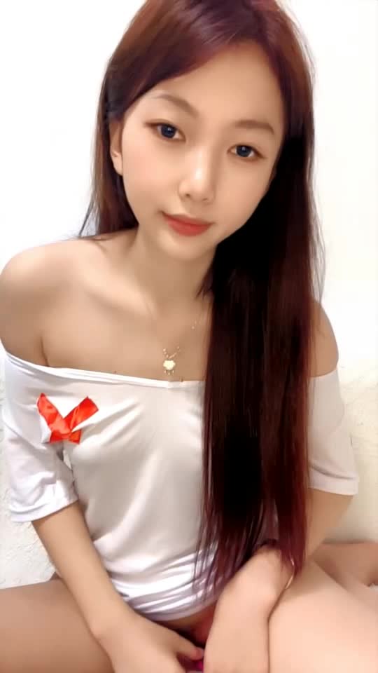 校花级美女大学生兼职直播赚外快，全程露脸诱惑发骚，听狼友脱光光跳蛋塞逼里抽插，淫水泛滥呻吟可射好骚啊