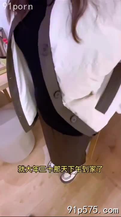 电话铃声尖锐刺耳，像一把尖刀，狠狠地扎进淫妻雪白的酥胸。她娇喘一声，扭动着肥厚的臀部，任由身下那个男人粗暴地挺动。老公的电话，她已经接了无数次，每次都敷衍几句，说马上回去。可她哪里会回去？她正沉浸在肉体的欢愉中，被这具强壮的肉体紧紧包裹着，感受着每一次撞击带来的快感。她那骚穴早已被掏空，淫水流淌不止，染湿了床单，也染湿了她的裙子。 她知道自己是个淫荡的贱货，背叛了深爱自己的丈夫，但她无法抗拒这具充满男性荷尔蒙的身体。她贪婪地享受着这偷情的快感，任由男人在她骚逼里肆意冲撞，感受着那股原始的快感，直到高潮的到