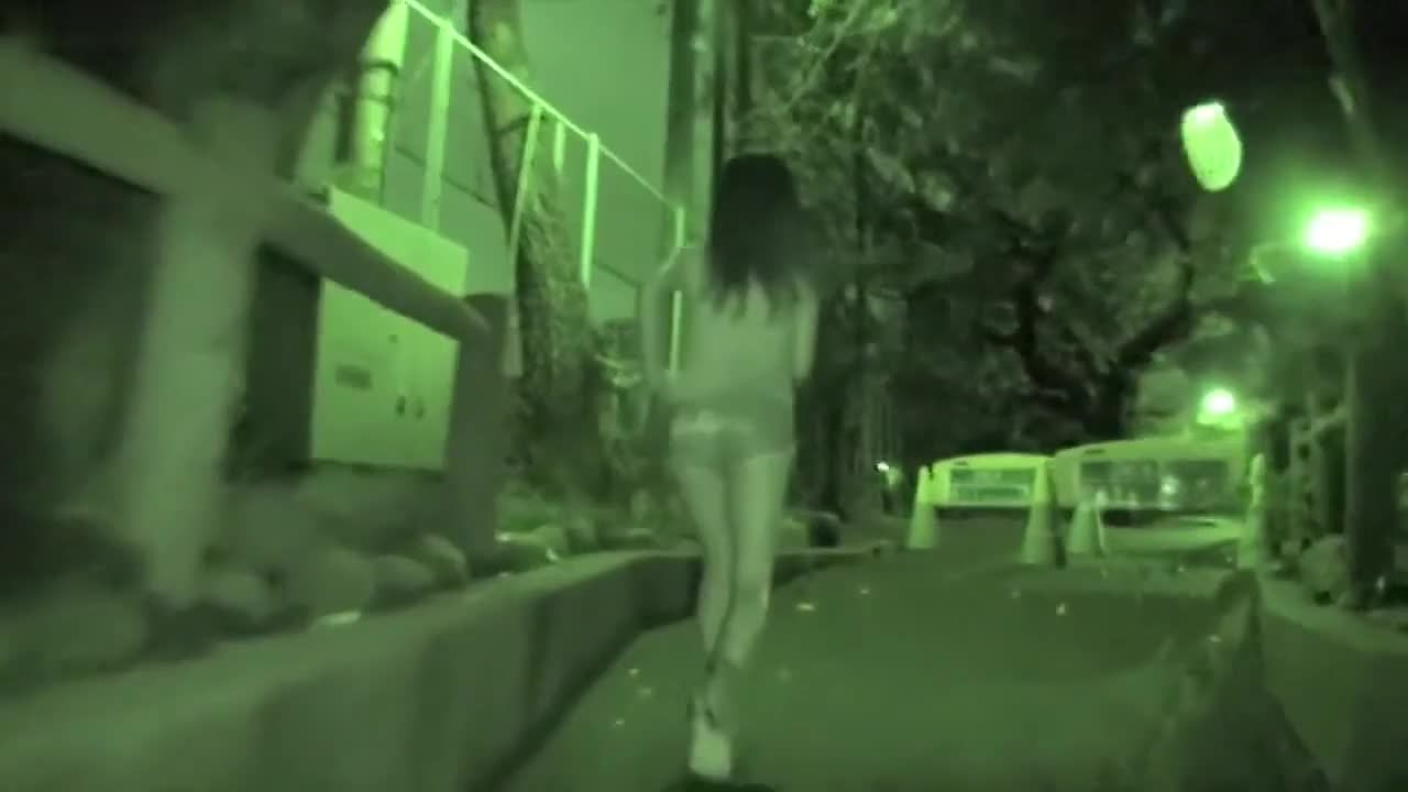 穿的像个婊子一样半夜出来夜跑不就是希望被操吗？满足这种婊子被强奸的心理