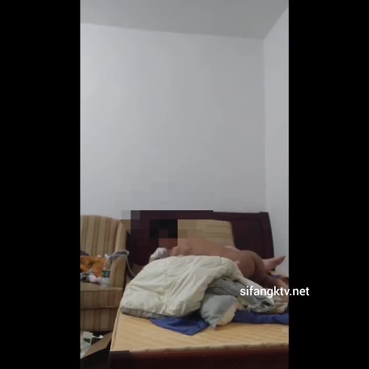 醉奸大一双马尾学生 2后面我拿视频去威胁她，但是她找到了我家里人，当时收到我家里人发来的信息的时候吓死我了，她不敢闹大就跑去跟我家里人说，虽然我知道她不敢闹大但是还是不敢赌，骗她说视频已经删了，现在她出国了，就把后面发完出来吧非常真实的一次爆料，事情发生在22年，原作者当时应该还是高中生。不过这小孩也够屌丝的，一个破片子卖那么贵，倒是操逼的时候挺会转场，可惜还是拍少了️