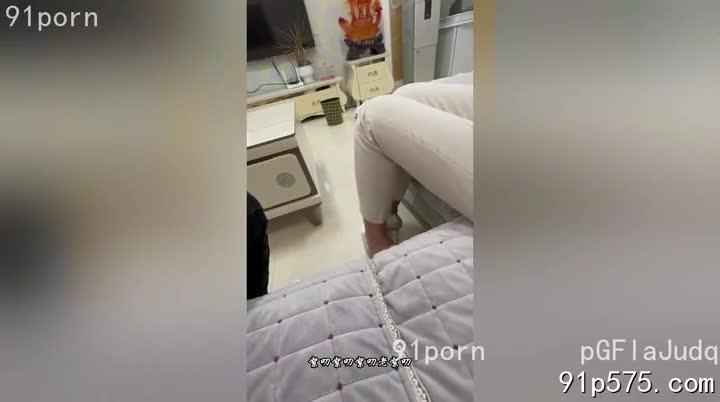 小年夜的寒风裹挟着细雪，拍打着窗户，发出轻微的簌簌声。屋内却暖意融融，空气中弥漫着诱人的饭菜香气。然而，我的目光却被坐在沙发上的王丽吸引住了。她身穿一件酒红色的紧身羊绒衫，勾勒出她丰满的胸部，那对饱满的**骚奶子**几乎要从衣衫中溢出来，**浑圆**的形状在灯光下泛着诱人的光泽。她修长白皙的**骚腿**交叠着，**肥厚**的**肥臀**在羊绒衫的包裹下若隐若现，让人浮想联翩。她时不时撩拨一下耳边的秀发，露出她雪白的脖颈，以及那微微张开的，涂着鲜艳口红的**淫荡**的嘴唇。她举手投足间都散发着一种成熟女人的