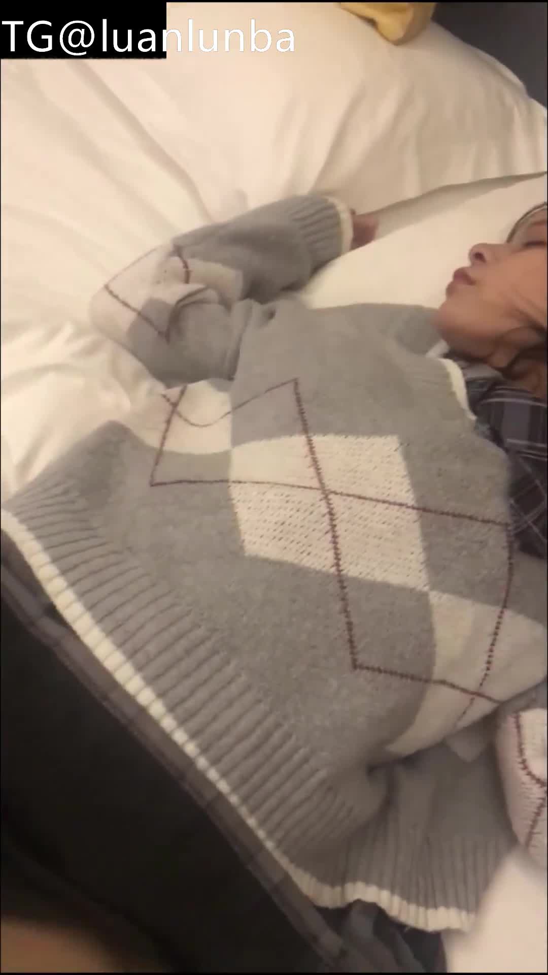 高颜值美女 银行小姐姐被客户灌醉，强上醉酒美女各种玩弄后，插入一阵狂艹