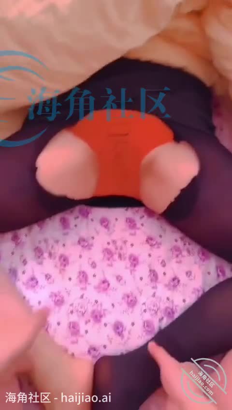 逆子花式玩弄，乱伦大神【爱穿丝袜的骚妈】钻石贴③，给妈妈按摩按舒服了插一炮49岁的妈妈夹紧内射