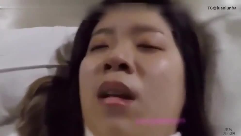 迷奸豪乳妹子，鸡巴塞嘴里没想到操尿了