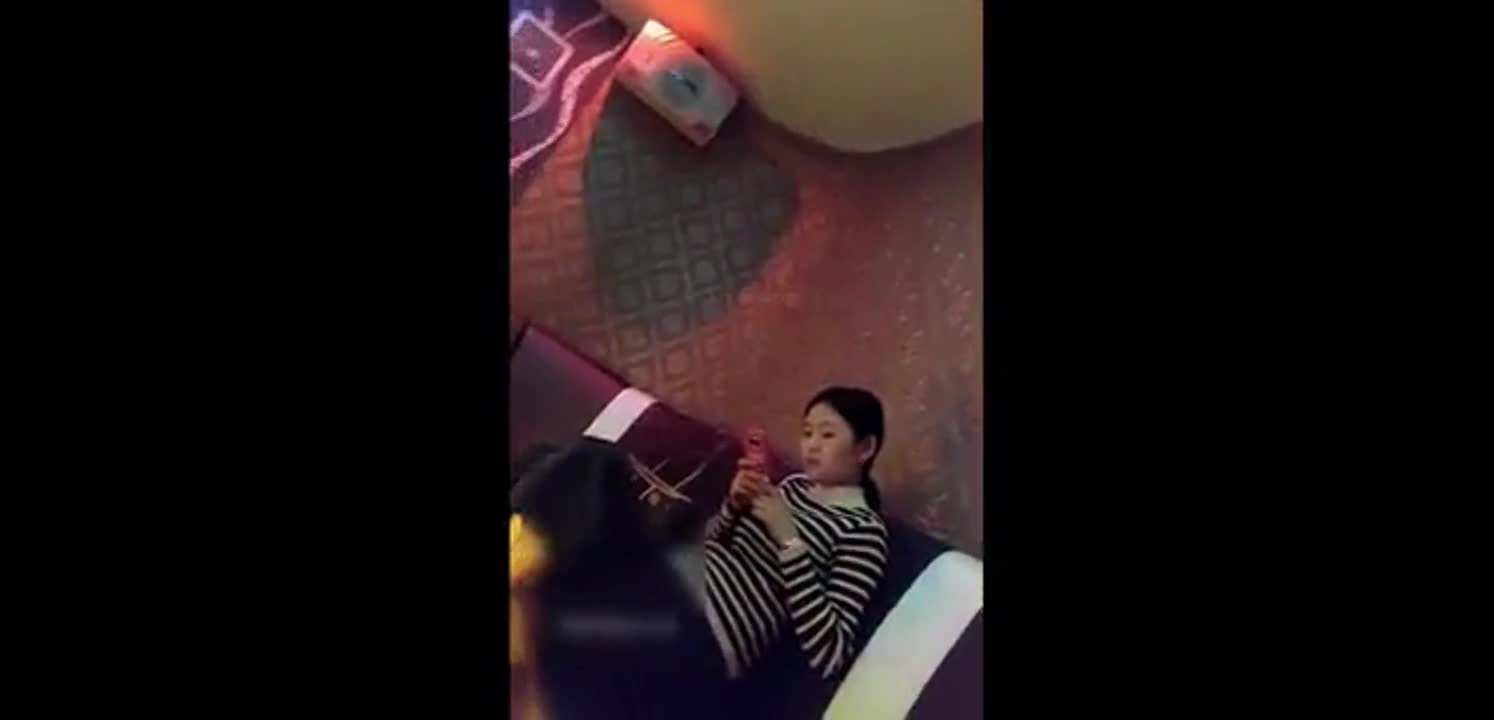 美女KTV唱歌喝多了被带到酒店内裤塞嘴绑住手脚玩弄。ktv里还叫嚣来喝啊，我才喝了这点。哈哈加料了