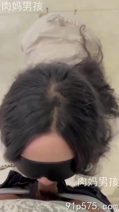 啊……用力！再用力点！我的骚穴已经被你撑得满满的，每一寸肌肤都渴望你的入侵！ 你粗大的肉棒狠狠地撞击着我的子宫，每一次抽送都让我颤抖不止，淫水像决堤的洪水般涌出，浸湿了床单，也浸湿了我的高跟鞋。 我的肥臀高高翘起，雪白的肌肤在你的身下泛着诱人的光泽，你肆意地揉捏着我的奶子，感受着它们因快感而颤动的节奏。 我是你手下的母狗，任你摆布，只求你带给我极致的快感。 啊……要射了…… 你的精液喷涌而出，填满了我的骚穴，我像个被彻底征服的精壶，感受着你带给我的满足和屈辱。 好爽…… 真他妈爽……
