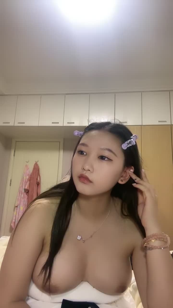 新来的一个学生妹，20岁，【故国真冷】超级大奶子！馒头逼，水汪汪好淫荡的少女！#故国很冷 #单人 #自慰