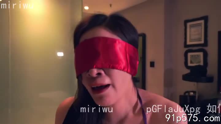 摄影棚里弥漫着暧昧的空气，灯光打在裸露的肌肤上，泛着油亮的色泽。女客人，一个有着丰满浑圆的骚奶子、肥厚圆润肥熟屁股的尤物，正摆出各种撩人的姿势。她雪白的肌肤上点缀着几颗欲滴的红肿奶头，腥臊味若有似无地飘荡在空气中。她穿着暴露，几乎全裸，只用几块蕾丝遮挡住关键部位，那淫贱的骚穴若隐若现，让人浮想联翩。她扭动着淫荡的腰肢，肥臀随着律动上下起伏，每一个动作都散发着挑逗的气息。摄影师，一个经验丰富的老手，却也忍不住心跳加速，他贪婪地注视着眼前这具充满诱惑的肉体，手中的相机颤抖着，捕捉着每一个令人血脉喷张的瞬间。他