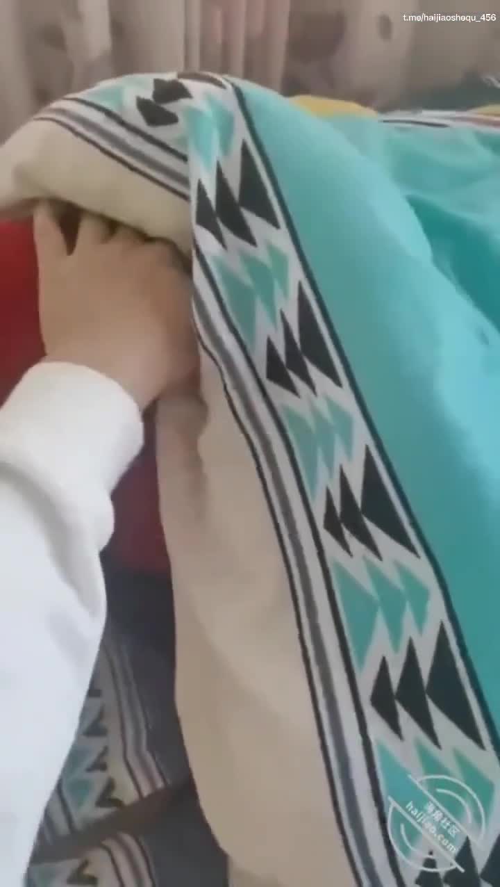 带妹妹去逛街买衣服然后带回家迷奸她