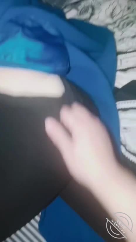 【视频标题】【原创】差回来的妈妈被儿子迷奸，火燎妈屄毛，憋不住内射了妈妈屄