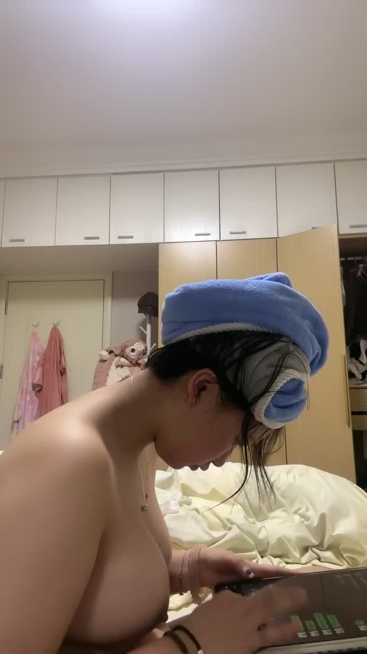 新来的一个学生妹，20岁，【故国真冷】超级大奶子！馒头逼，水汪汪好淫荡的少女！#故国很冷 #单人 #自慰