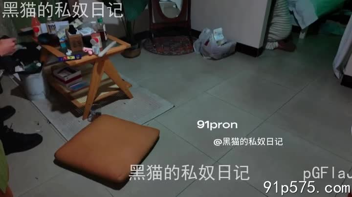 高挑的倩影，一头乌黑亮丽的长发瀑布般倾泻而下，她，就是我今晚的猎物——一个高颜值的母狗。她那张精致的脸庞上，此刻却带着一丝不安和期待的混合体，粉红色的嘴唇微微颤抖着，眼神中闪烁着淫荡的光芒。她穿着暴露的蕾丝内衣，雪白的肌肤上点缀着几颗诱人的红痣，饱满的**骚奶子**在蕾丝的包裹下若隐若现，浑圆的**肥臀**更是让人垂涎欲滴。我轻轻地抚摸着她**骚浪**的**骚逼**，感受着它湿润的柔软，她忍不住发出一声娇喘，身体微微颤抖。我用手指轻轻地挑逗着她**红肿**的**奶头**，她发出一声声**淫荡**的呻吟，*