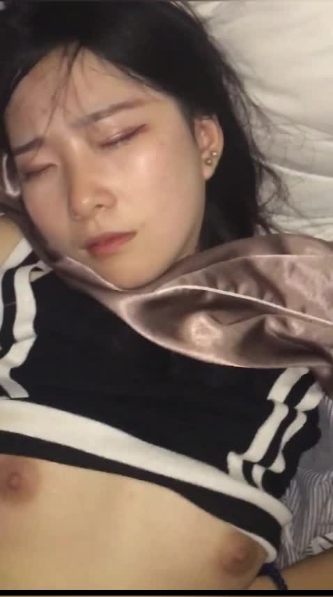 蛋糕店的尤物美女，晚上聚会喝醉了，被同事一顿狂肏，颜射，哼哼的娇喘声真的好诱人