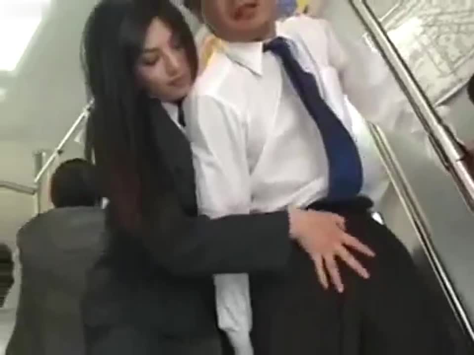 老头在电车上被骚货偷袭屈辱射精