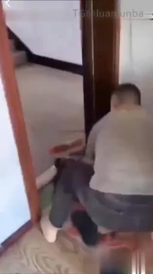 真实强奸大嫂，趁兄弟不在家把大嫂按倒强奸