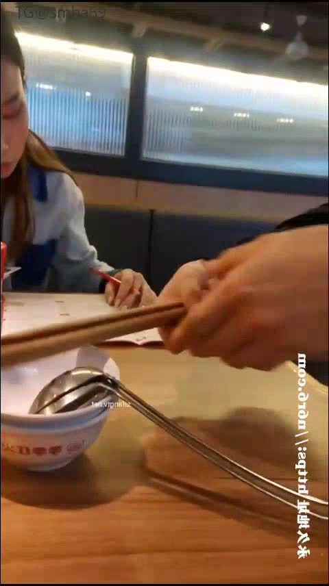重磅福利某房大神几千元购入迷奸某大学外语系02年大学靓妹滴蜡颜射身份证生活照曝光1080P高清版