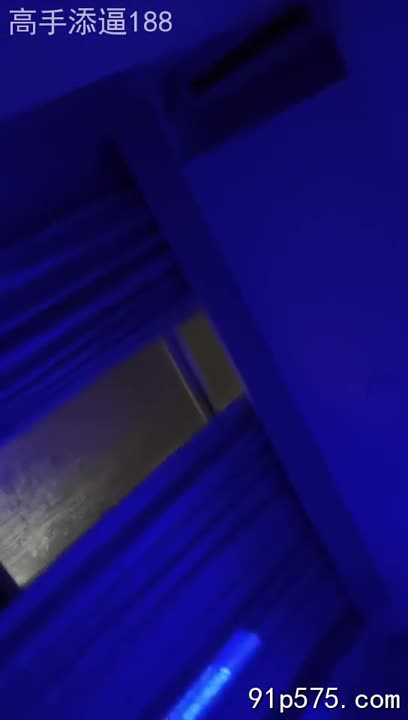 一对寻求年轻男女奴隶的夫妻，渴望体验绝对的支配与服从。他们寻找的是那些眼神中闪烁着淫荡光芒的年轻男女，身材火辣，肌肤胜雪，身上散发着荷尔蒙的原始气息。女人，最好拥有饱满浑圆的骚奶子，肥厚圆润的肥臀，以及一条淫贱的骚逼，随时准备迎接主人的侵入；男人，则需要拥有强壮的身躯和硕大的鸡巴，能够满足主人的各种性虐待幻想，甘愿成为他们的精盆，任由他们摆布。他们期待着奴隶们卑微的姿态，渴望听到奴隶们淫荡的喘息，以及在性爱中发出的无助的呻吟。这将是一场充满性虐待、支配与服从的极致体验，只有最淫荡、最下贱的男女，才能胜任这