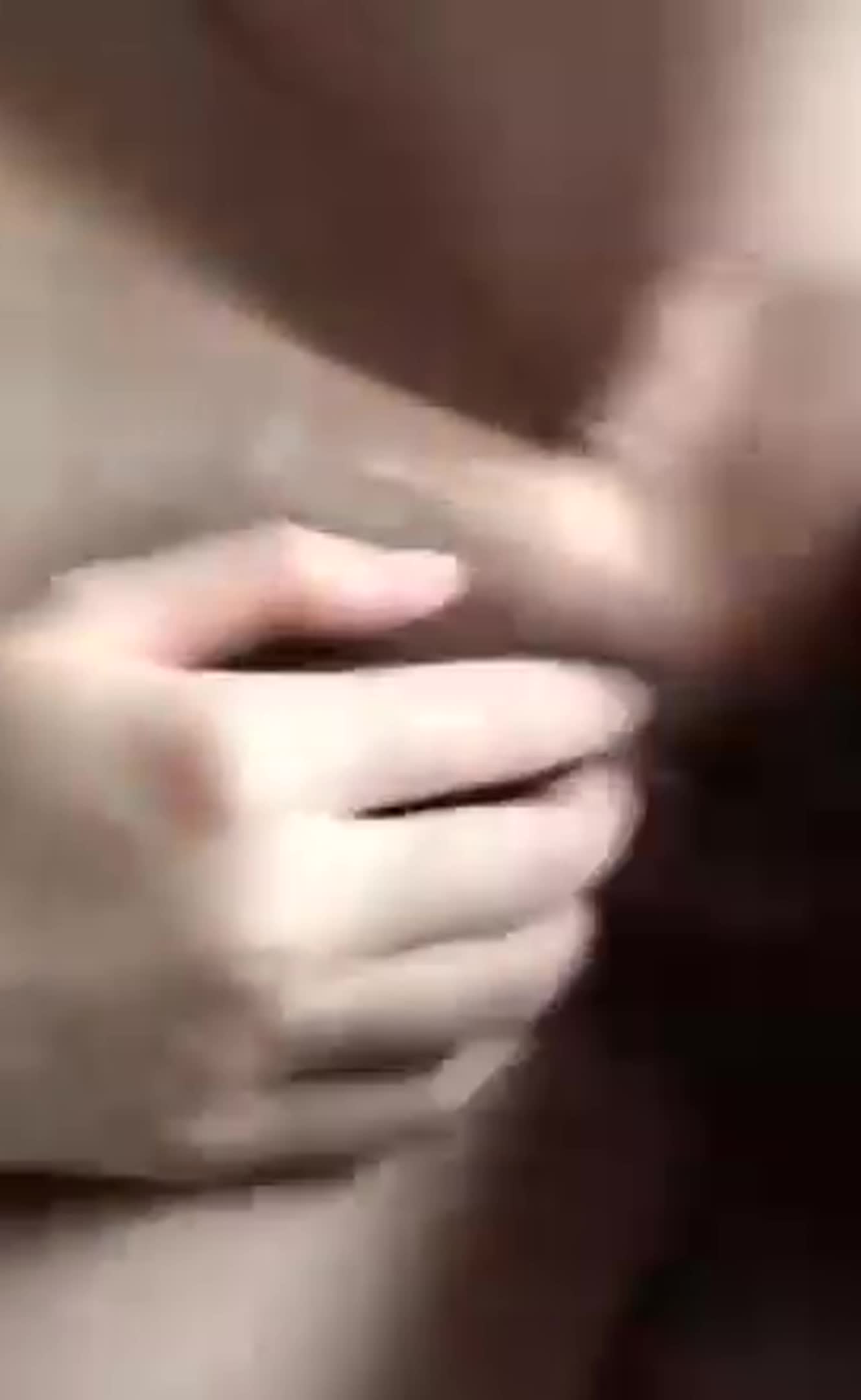 极品反差婊 清纯小美女被男友无套猛操，握着浑圆的奶子狂操，舒服的表情与淫荡的声音