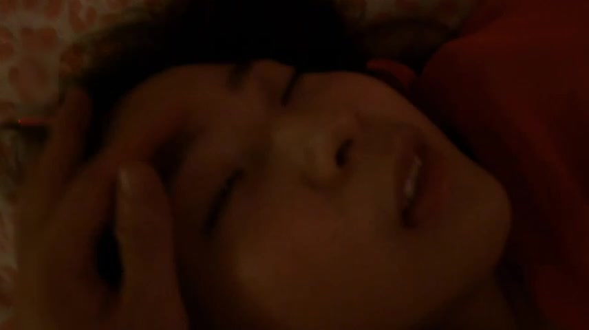 美人胎子女神级别的艺校女生，将来要当演员的女神啊，喝醉了还是很美，把她灌醉后拖回酒店，给她换上黑丝肉丝三套