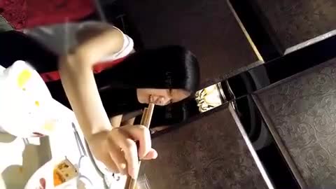 周末请单位漂亮女同事吃火锅去酒吧玩猜色子把她灌倒去酒店啪啪