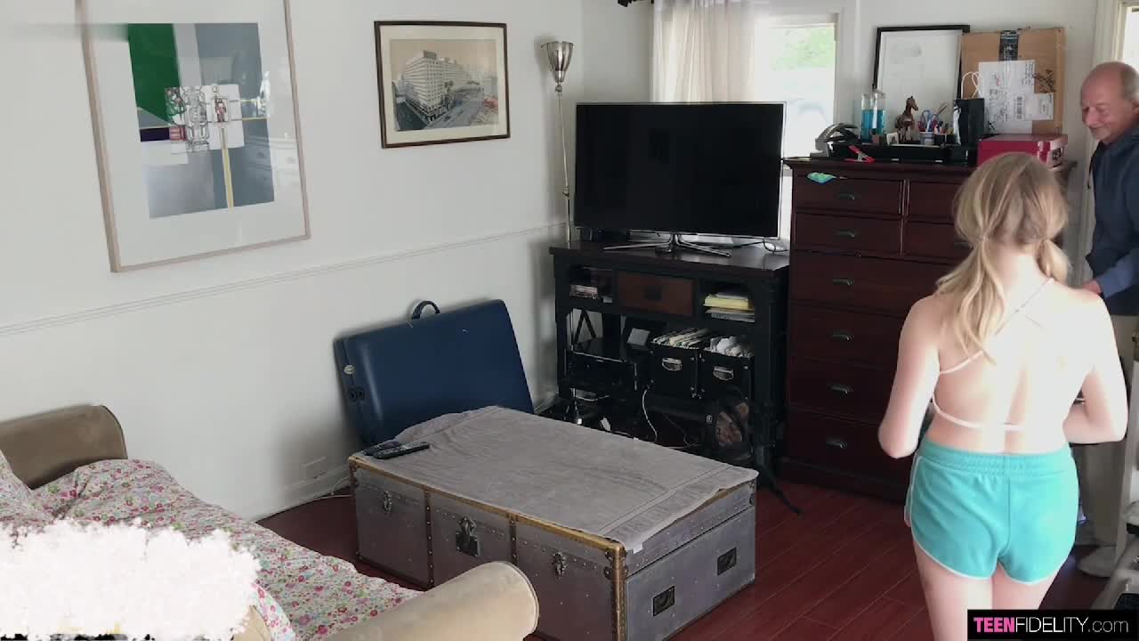 两个家伙强奸了一个漂亮的女孩，奸的还挺猛的，特点是女主角 MelodyMarks 十分的漂亮