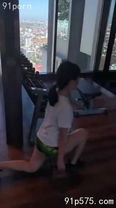 昏黄的灯光下，酒气熏染着空气，也熏染着那张扭曲的、充满屈辱的脸。她，留学生安娜，原本光洁的肌肤上，此刻布满了汗珠，混合着泪水，在灯光下折射出令人作呕的光泽。她那对饱满的、骚浪的奶子，被粗鲁地揉捏着，红肿的奶头渗出腥臊的液体。肥厚的臀部被粗暴地拍打，留下鲜红的指印。她那淫贱的骚穴，早已被蹂躏得不成样子，不断溢出淫液，腥臊的气味弥漫在整个房间。她张开双腿，任由那根粗大的肉棒在她体内肆虐，发出阵阵痛苦的呻吟，却夹杂着难以言喻的淫荡。 录像机忠实地记录下这一切，每一个颤抖，每一滴泪水，每一个淫荡的喘息，都成为这出