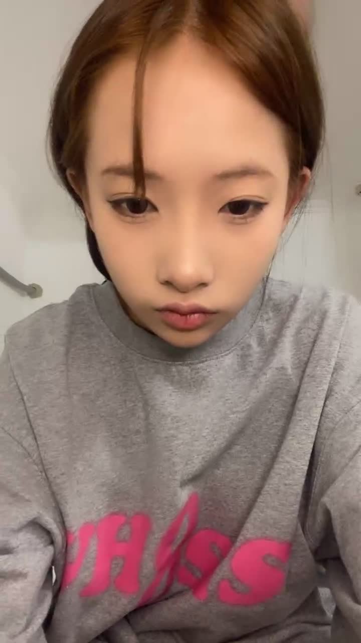 36D极品小女友，外表文静乖巧，寂寞自己玩道具，假屌猛捅，地板上骑乘位，实在受不了#萝莉 #童颜巨乳