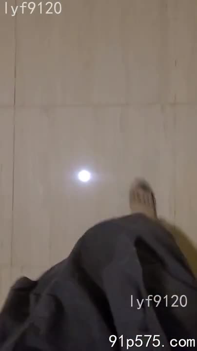 昏暗的楼道，只有她脚下拖鞋摩擦地面的细微声响。紧身牛仔裤勾勒出她肥臀的曲线，圆润饱满，仿佛随时会溢出来。她一手撑着冰冷的墙壁，一手不安分地揉捏着胀痛的骚奶子，饱满的肉体在单薄的衬衫下起伏不定。 呼吸急促，她媚眼迷离地望着楼道尽头微弱的光线，淫荡的喘息声在狭窄的空间里回荡。 她解开牛仔裤的拉链，露出腥臊的骚穴，手指粗暴地摩擦着，感受着潮湿的快感。 潮红爬上她雪白的肌肤，她发出一声声销魂的呻吟，身体扭动得越来越剧烈，仿佛要将所有的淫欲都释放出来。 楼道里，只有她淫乱的喘息和身体的律动，以及那令人作呕的腥臊气味
