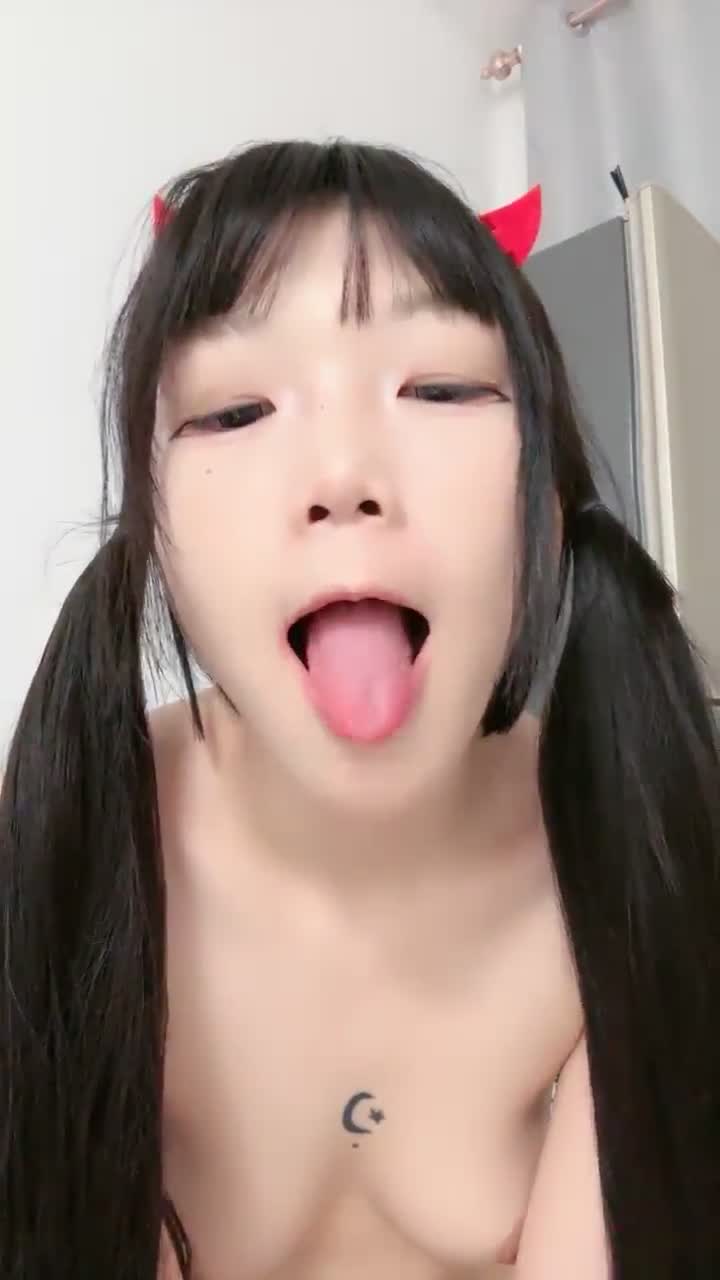 JK装清纯19小萝莉 呆幼嫩萝莉啾啾 双马尾一脸呆萌，白虎无毛嫩穴，厕所尿尿，疯狂扣穴，爽的翻白眼，妹妹会玩#呆幼嫩萝莉啾啾