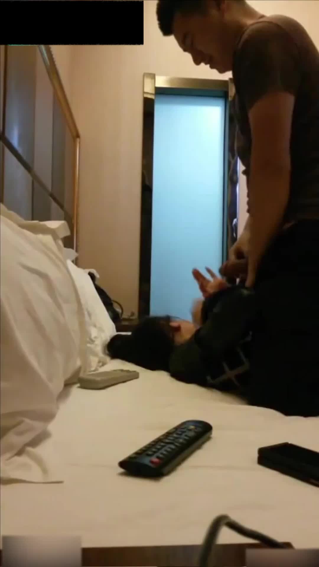 【强奸】网恋奔现第一次见面太单纯被渣男强上