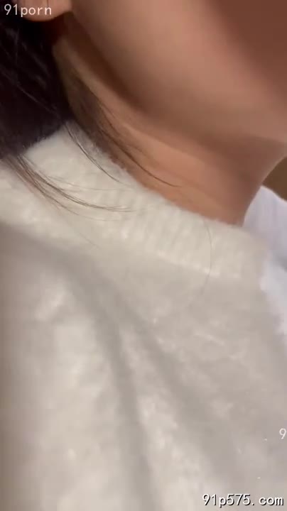 酒店房间的灯光昏黄暧昧，映照在她汗津津的脸上，媚眼如丝。她穿着老公的衬衫，扣子只系了几个，露出大片雪白的肌肤，饱满的奶子几乎要从衬衫里溢出来，浑圆的形状在灯光下更显诱人。肥厚的臀部紧紧贴着沙发，每动一下，都摩擦着柔软的布料，发出令人遐想的声响。她张开双腿，骚穴微微张开，淫水浸湿了内裤，腥臊的味道混合着香水，更添几分刺激。我粗暴地进入她的骚逼，她发出一声销魂的呻吟，紧紧抱着我，指甲深深地嵌入我的背肉。这时，电话铃声刺耳地响起，是她的老公。她接起电话，嗲声嗲气地说着一些无关紧要的话，眼神却始终充满挑逗地看着我