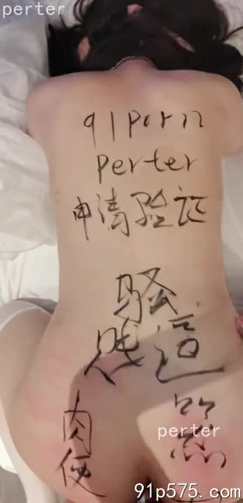 我仿佛化身成为一只饥渴的野兽，你的赞美如同一剂强效春药，让我体内蠢蠢欲动的欲望彻底爆发。我贪婪地吸允着你的每一寸肌肤，感受着你身体的颤抖和呻吟。你的双腿紧紧缠绕着我的腰肢，你的双手则紧紧抓着我的肩膀，仿佛想要把我融进你的身体里。我粗暴地挺动着腰肢，每一次撞击都精准地击中你的G点，让你发出阵阵销魂的娇喘。你的骚穴在剧烈的摩擦中分泌出大量的淫水，湿润了我的肉棒，让我更加兴奋。 你的屁眼也同样紧致而湿润，每一次深入都让我感受到无与伦比的快感。你的身体在颤抖，你的表情扭曲，你的声音嘶哑，你彻底沉沦在我的淫威之下，