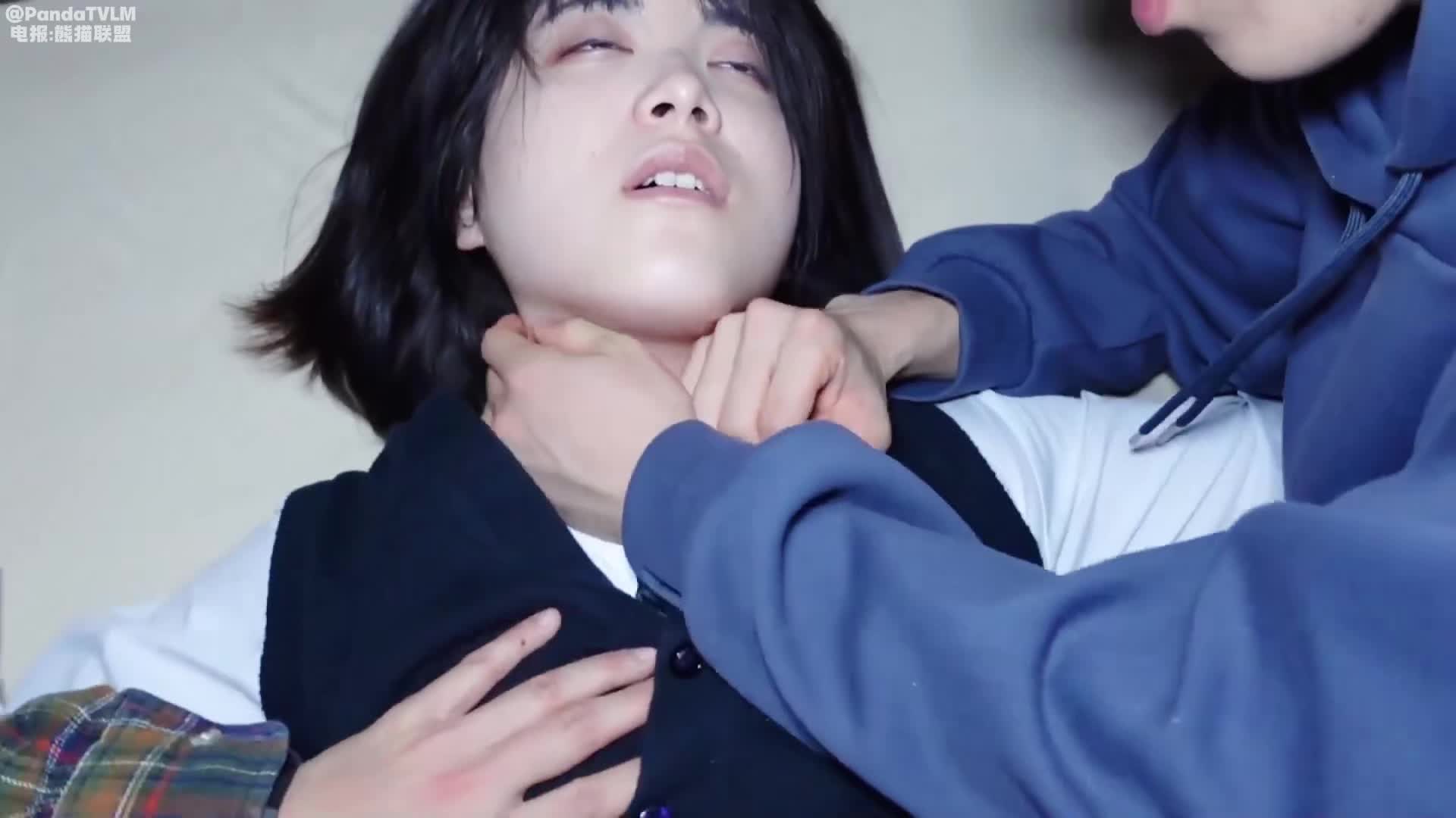 剧情演绎 JK学生制服 超美短发美少女 被两个猥琐男轮奸 痉挛抽搐翻白眼 微睁开的眼睛，伴随着各种惨叫#JK