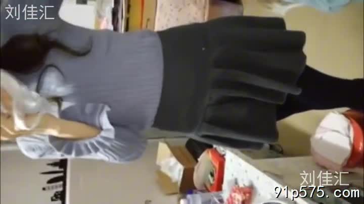 新婚少妇雪白的酥胸在月光下颤动，前男友粗大的肉棒在她骚穴里抽送，腥臊的液体喷涌而出，填满她淫荡的子宫。她娇喘连连，喊着“爸爸”，享受着这禁忌的快感，浑圆肥厚的臀部扭动着，迎接每一次冲击。 #偷情 #孕期 #内射