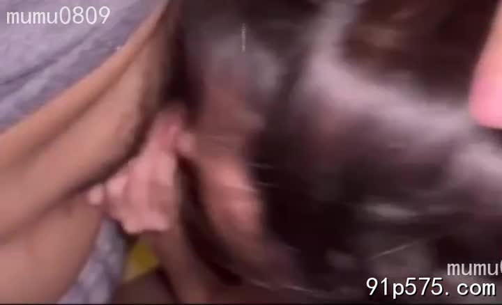 昏暗的出租屋内，充斥着廉价香水和汗水的混合气味。灯光下，一个穿着暴露的大学生母狗，媚眼如丝，丰满的骚奶子在劣质蕾丝内衣的包裹下呼之欲出，浑圆肥硕，奶头红肿，散发着令人作呕的腥臊味。她跪在地上，肥厚的屁股高高翘起，淫荡地扭动着，肥熟的臀肉颤抖不已。她淫贱地发出呻吟，娇喘连连，口中喊着“主人，用力干我，狠狠地干！” 她那骚穴早已湿透，淫水流淌，散发着令人作呕的腥骚味。 她像一条发情的母狗，渴望被狠狠地操弄，渴望被灌满精液，成为一个精盆，一个精厕。她那下贱的子宫，早已饥渴难耐，等待着主人的入侵。 她张开双腿，露