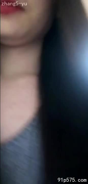 镜头前的少妇，丰腴的肥臀在蕾丝内裤的包裹下微微颤抖，浑圆的骚奶子在雪白的肌肤上颤动，饱满的形状呼之欲出。她媚眼如丝，红肿的奶头在灯光下泛着粉红，腥臊的汁水早已浸湿了内裤，顺着肥厚的臀部缓缓流淌。 她轻咬着下唇，淫荡的喘息声在寂静的房间里回荡，修长的手指灵活地拨弄着湿润的骚穴，淫贱的呻吟声夹杂着令人作呕的腥骚味，充满了整个空间。她眼神迷离，像一只发情的母狗，渴望得到主人的垂怜。 她张开双腿，露出那腥臊的骚逼，淫乱的汁水肆意流淌，仿佛在邀请着观看者一同沉沦。 她不断扭动着腰肢，肥熟的臀部摩擦着床单，发出令人兴